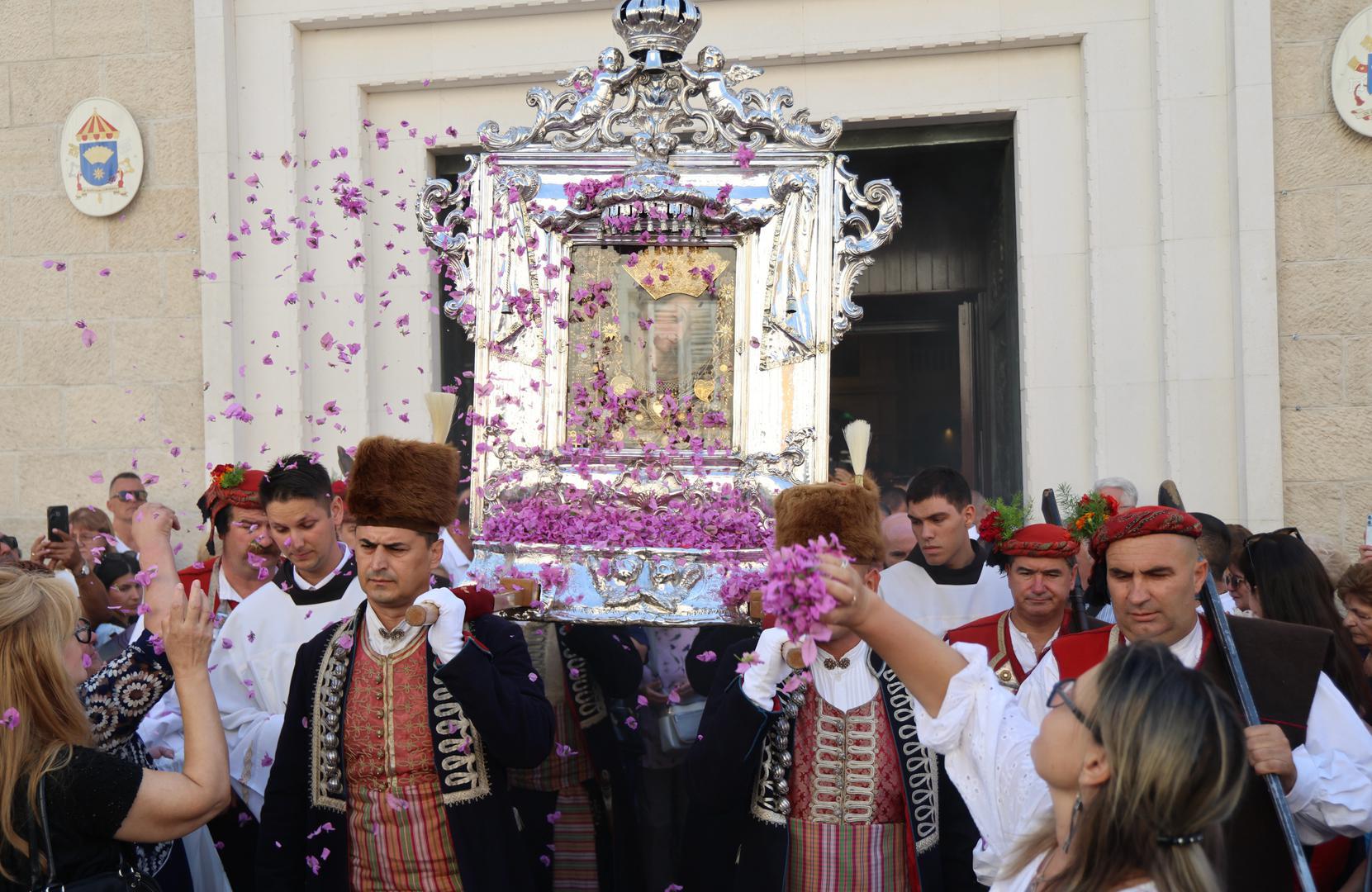 Od ranih jutarnjih sati rijeke hodočasnika slijevaju se prema marijanskim svetištima, a u brojnim gradovima i mjestima održavaju se procesije i misna slavlja.