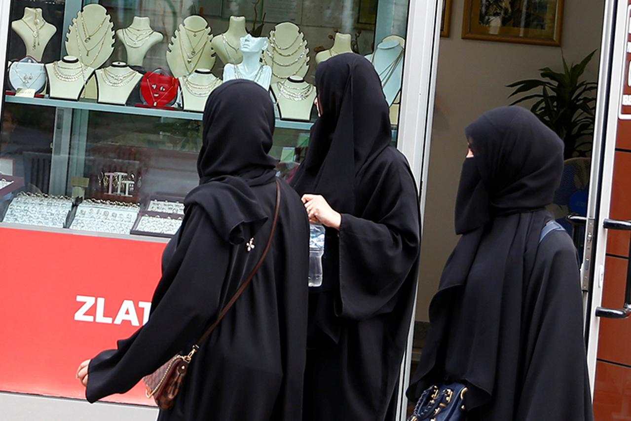 Tourists from the Middle East look at jewelry in a shop in Ilidza near Sarajevo, Bosnia and Herzegovina, August 19, 2016. Picture taken August 19, 2016. REUTERS/Dado Ruvic