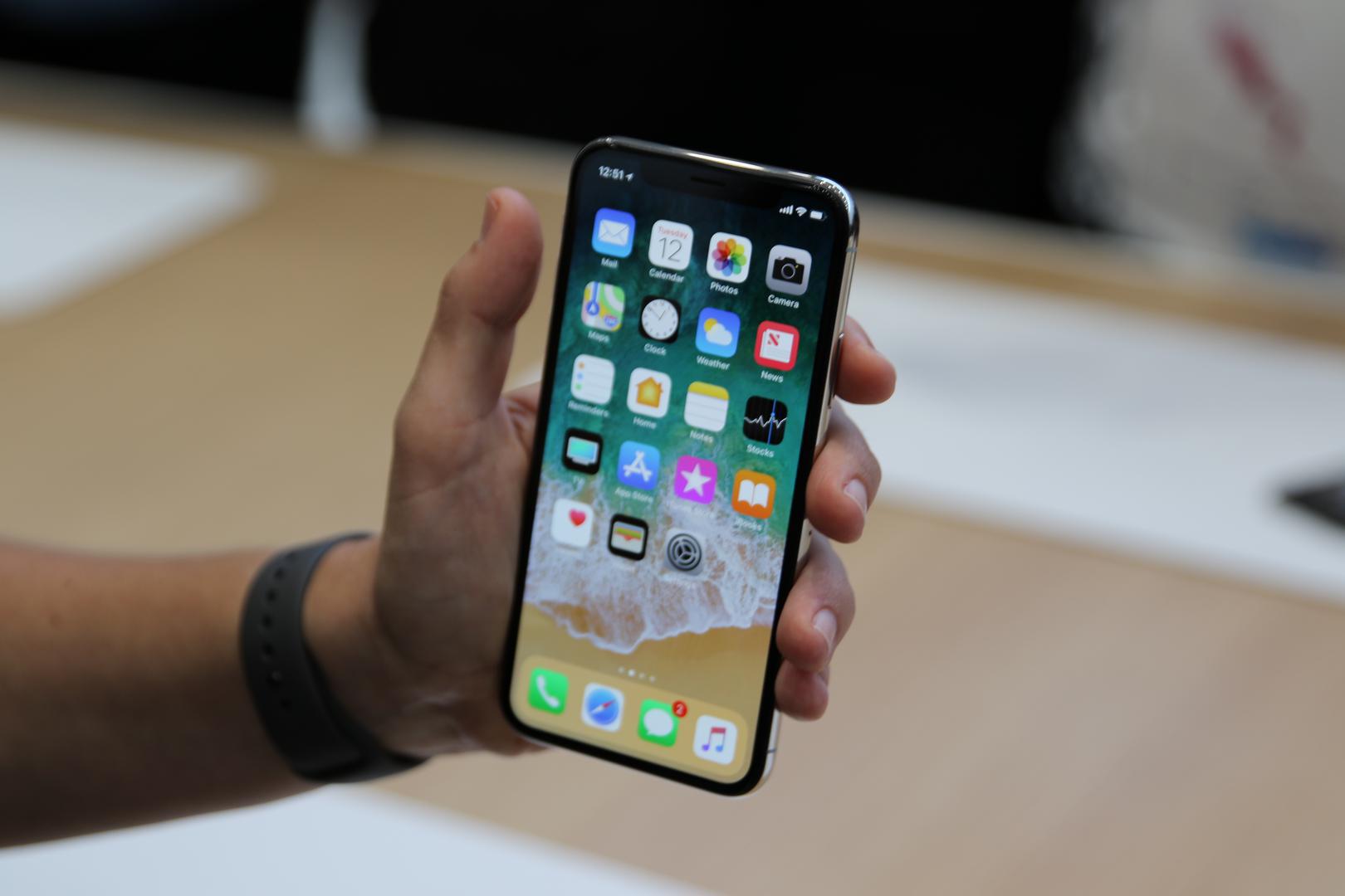 6. Privremeno onemogućavanje Face ID-a ili Touch ID-a – U situacijama kada je potrebna dodatna sigurnost, možete privremeno onemogućiti Face ID ili Touch ID tako što ćete pritisnuti i držati bočnu tipku za zaključavanje zajedno s bilo kojom od tipki za glasnoću na dvije sekunde. 
