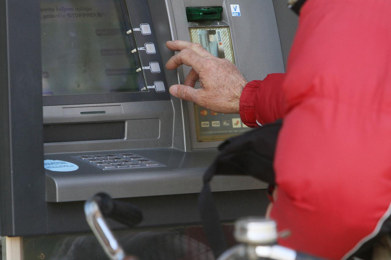 Podizanje gotovine na bankomatu