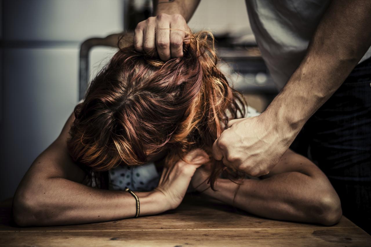 man physically abusing his girlfriend