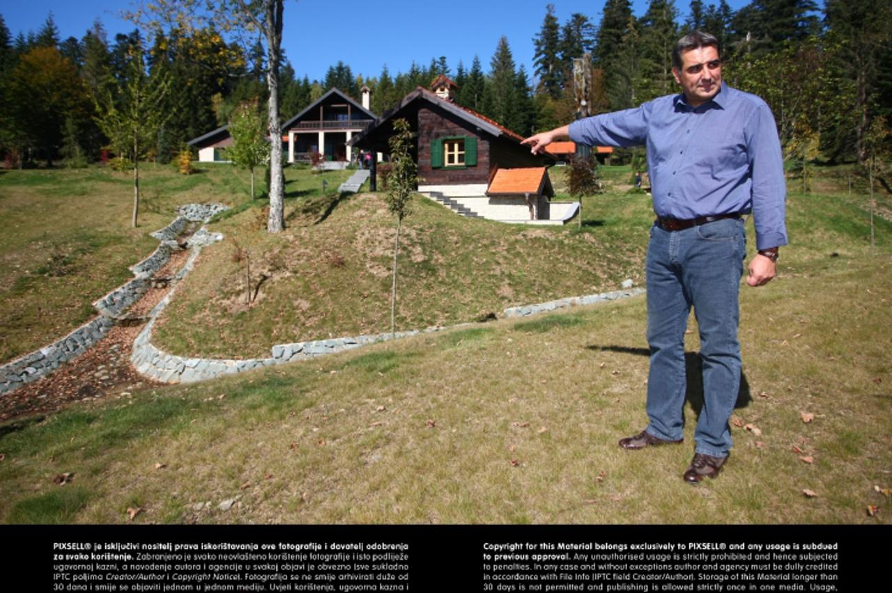 '04.10.2009., Ravna Gora, Hrvatska - Vikendica Nadana Vidosevica koji je ugostio novinare i odrzao press konferenciju u vezi svoje kampanje uoci predsjednickih izbora. Photo: Dalibor Urukalovic/24sata