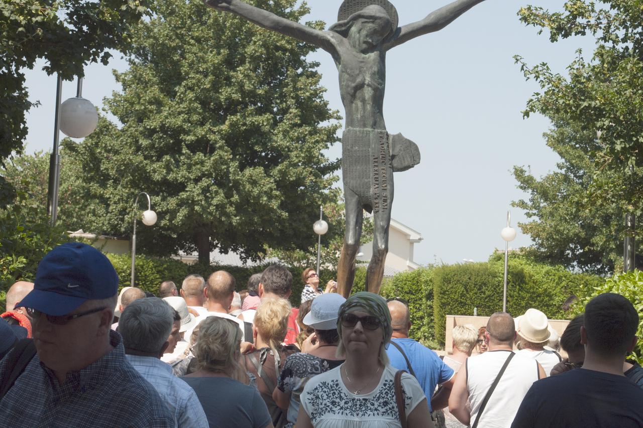 U ove ljetne dane vrlo posjećen je kip Uskrsnuloga Krista iza crkve sv. Jakova. Medjugorje, 10.07.2016.Snimio:Marijan Sivrić