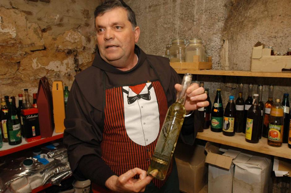 'SIROKI BRIJEG......IZBICNO....FRA FRANJO MABIC......SVECENIK KUHAR, PISAC.....FOTO: ZORAN GRIZELJ 25.04.2006.....TRAVARICA OD DOMACE RAKIJE LOZE'