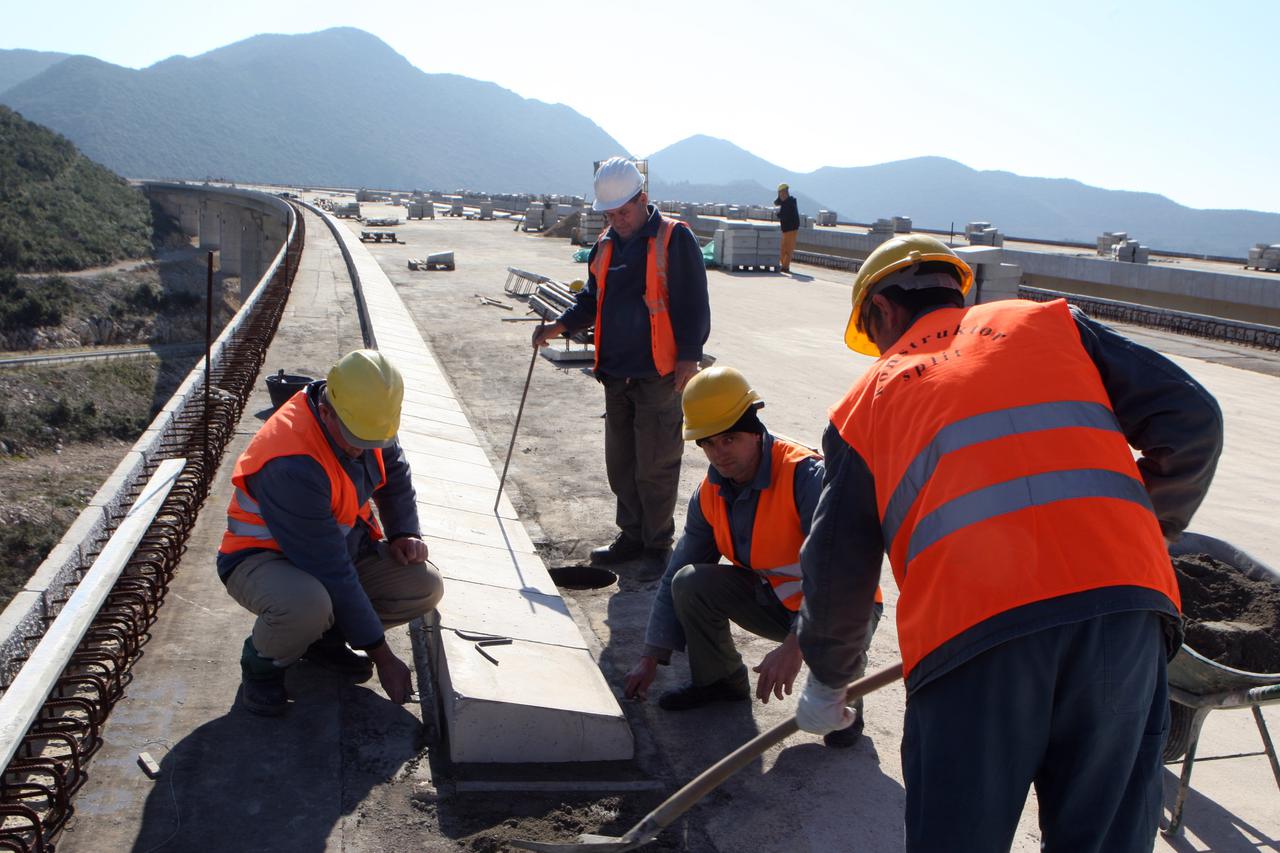 15.02.2013., Puljani, Kobiljaca - Radnici Konstruktora na gradilistu A1 na dionici Vrgorac - Ploce.  Photo: Ivo Cagalj/PIXSELL