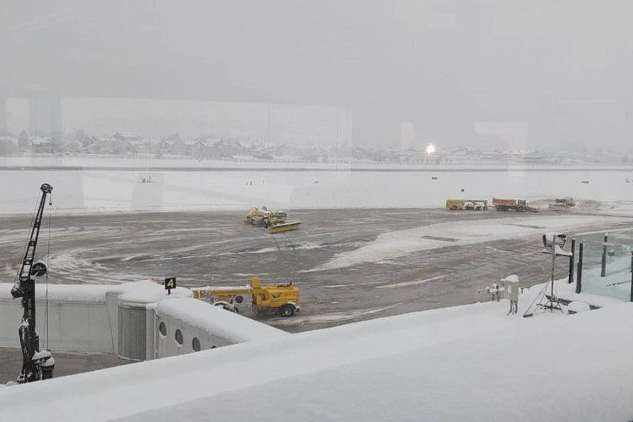 Aerodrom Sarajevo u snijegu
