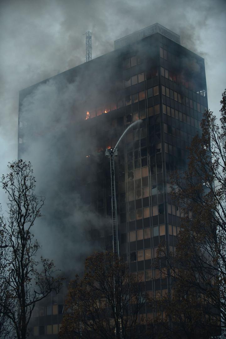 Zagrebački vatrogasci i dalje gase veliki požr na Vjesnikovu neboderu.