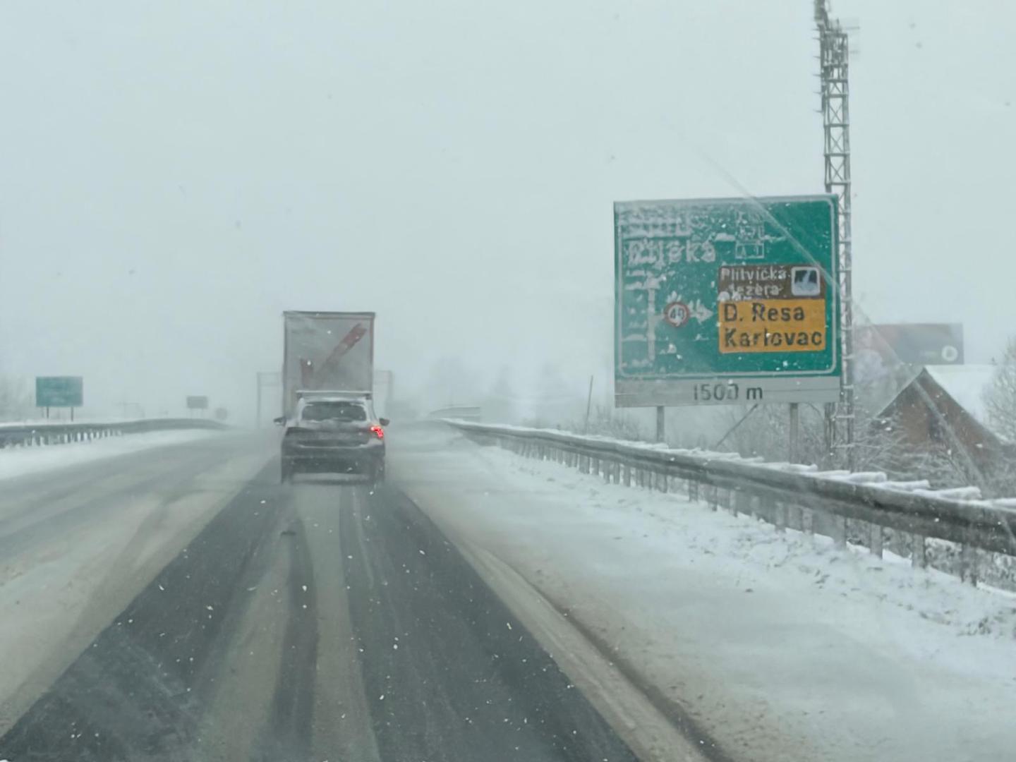 Na mnogim cestama ima ugaženog ili razmočenog snijega, a zbog niskih temperatura vozače dodatno ugrožava poledica. Zimske službe su na terenu i provode čišćenje i posipavanje kolnika, no promet je na pojedinim dionicama usporen zbog vozila koja rade na održavanju cesta, javlja HAK. 