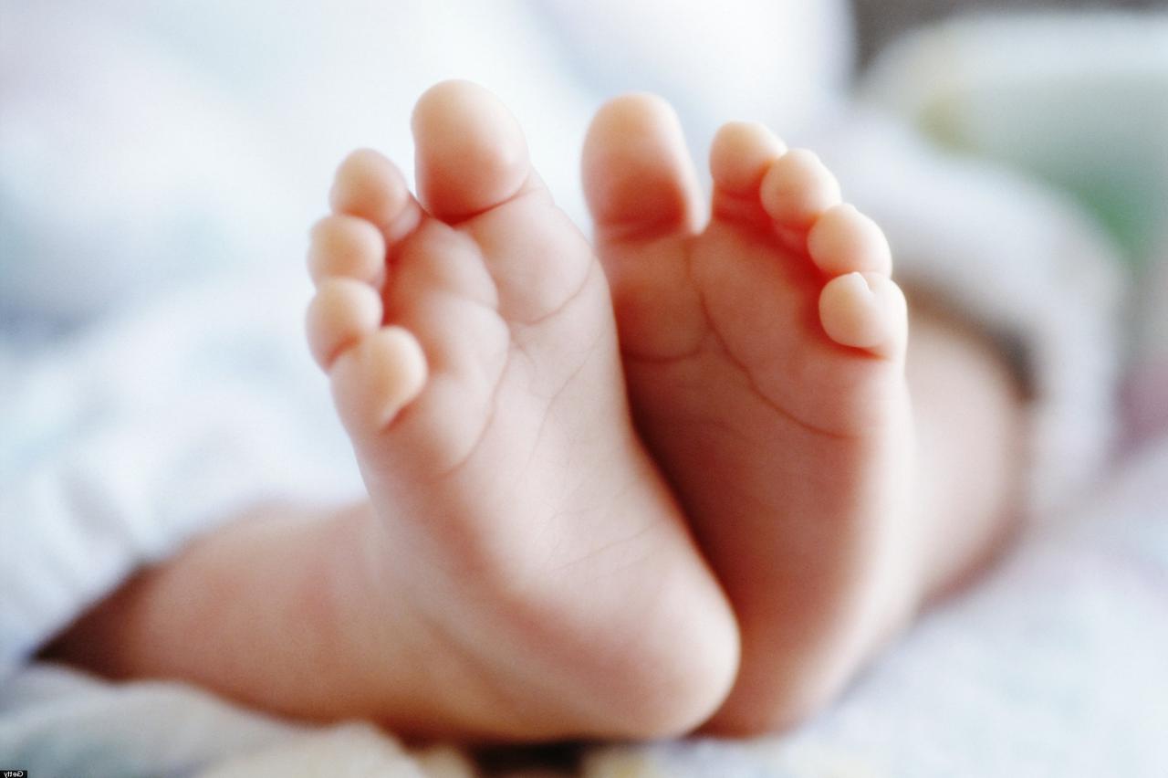 Newborn baby (0-3 months), close-up of feet