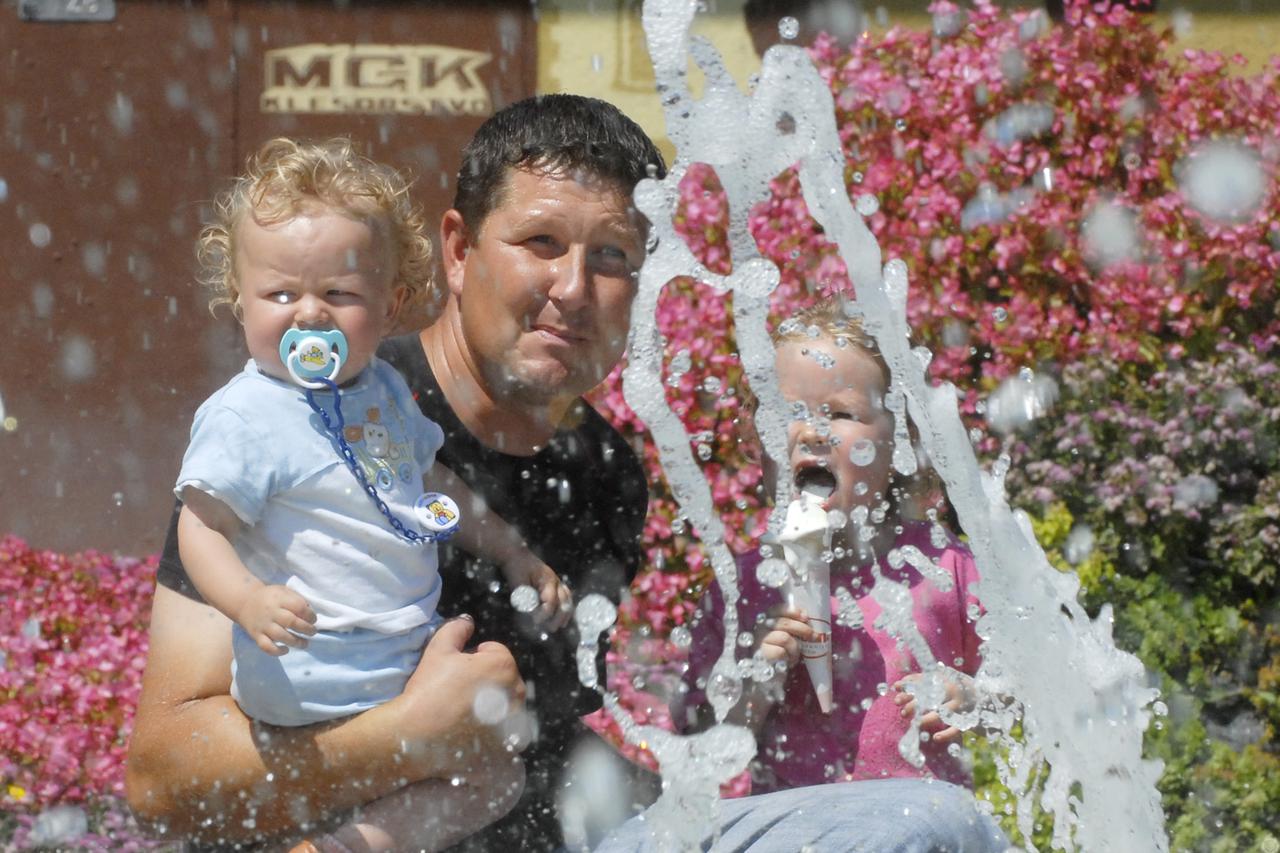 varazdin/medjimurje, 22.07.2009., varazdin, tata bozo sa sinom alessandrom i kcerkom vanessom iz lepogalve uziva pokraj fontane Photo: Marko Jurinec/Vecernji list