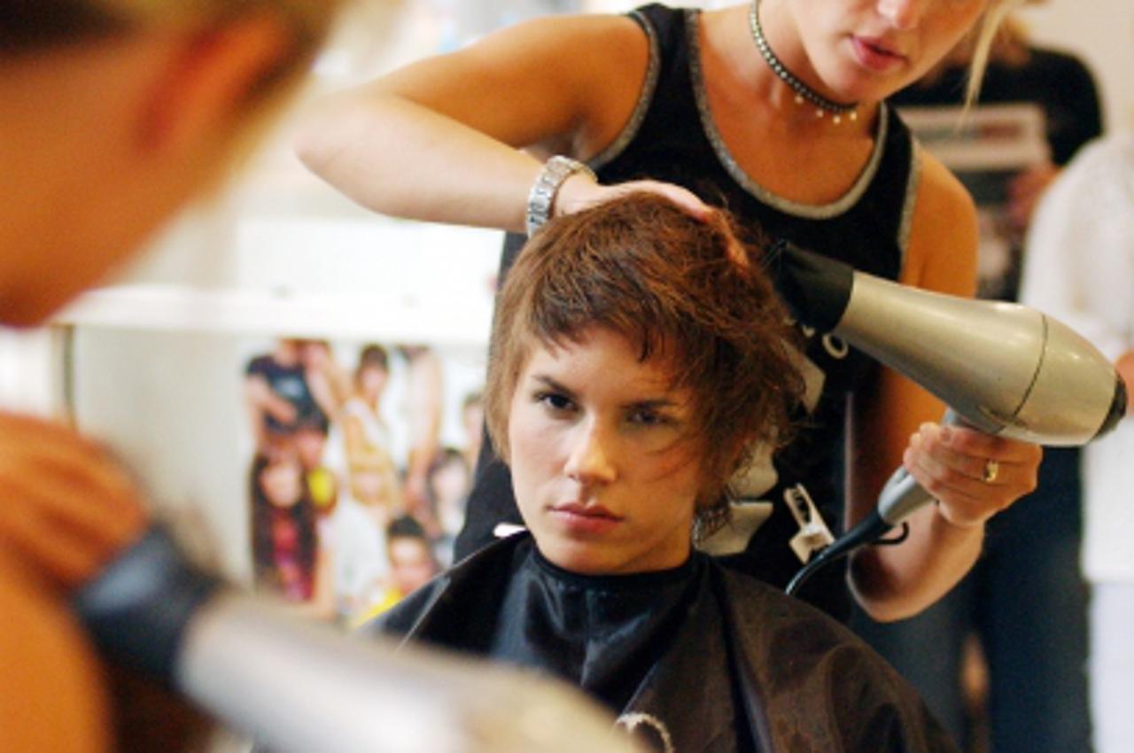 'ona.....zagreb....08.09.2003.  frizeri, frizerski salon antifriz , besplatno sisanje i sminjkanje foto: igor kralj'