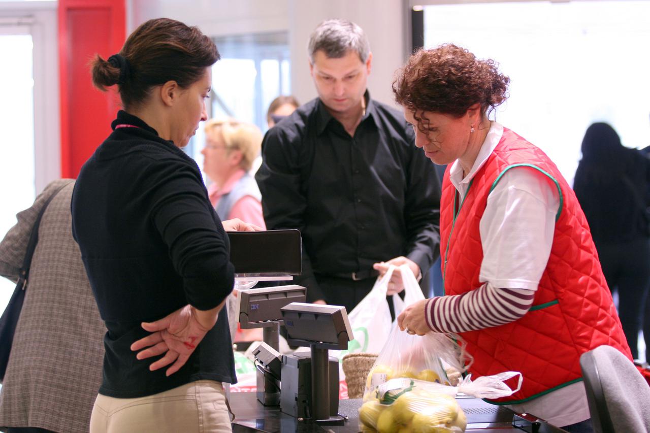 12.10.2006, Jankomir, Zagreb - City Center one je prvi klasicni dvoetazni trgovacki centar (shopping mall) u Zagrebu ukupne povrsine od 61.000 cetvornih metara. U sklopu City Centra one otvorit ce se Interspar hipermarket, prvi u Zagrebu i drugi u Hrvatsk