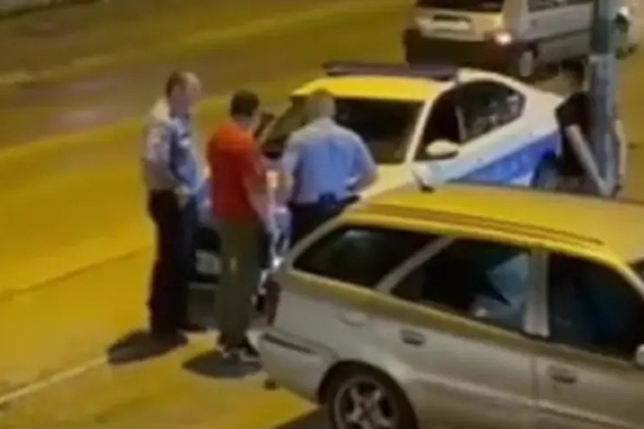 mladić vezan za stup