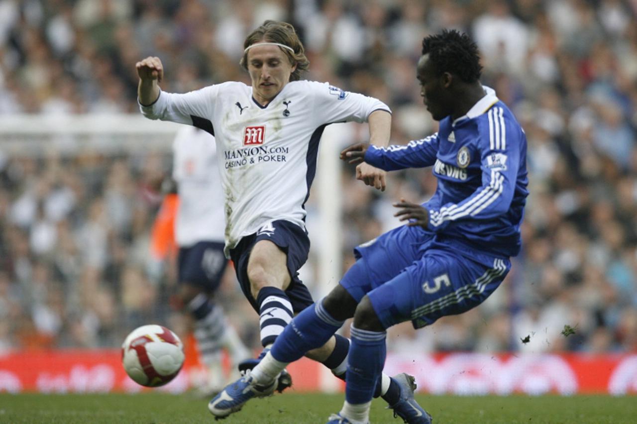 \'Tottenham Hotspur\'s Croatian player Luka Modric (L) vies with Chelsea\'s Ghanaian footballer Michael Essien during the Premier League football match between Tottenham and Chelsea at White Hart Lane