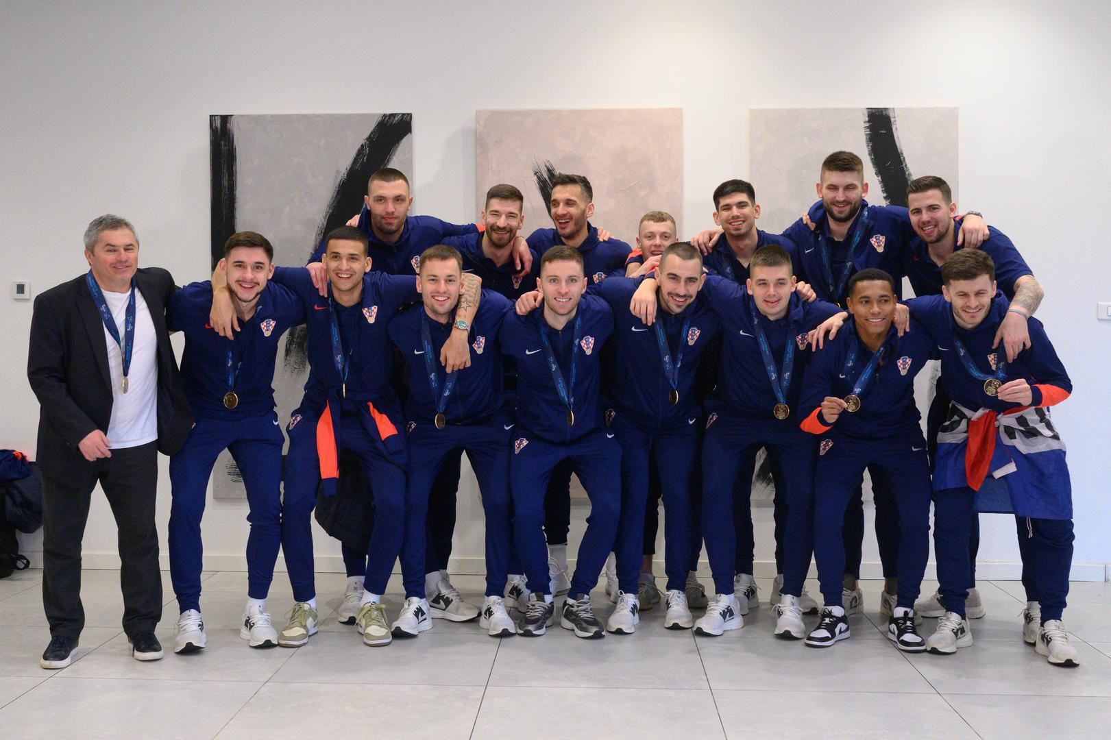 Hrvatski reprezentativci danas su se vratili u Veliku Goricu gdje ih nije dočekala vojska navijača kao što je to primjerice bilo u slučaju rukometaša koje je u tri ujutro na aerodromu u Gorici dočekalo nekoliko stotina obožavatelja. Ipak, nešto se ljudi skupilo, a reprezentativci su stigli vidno sretni i nasmijani.