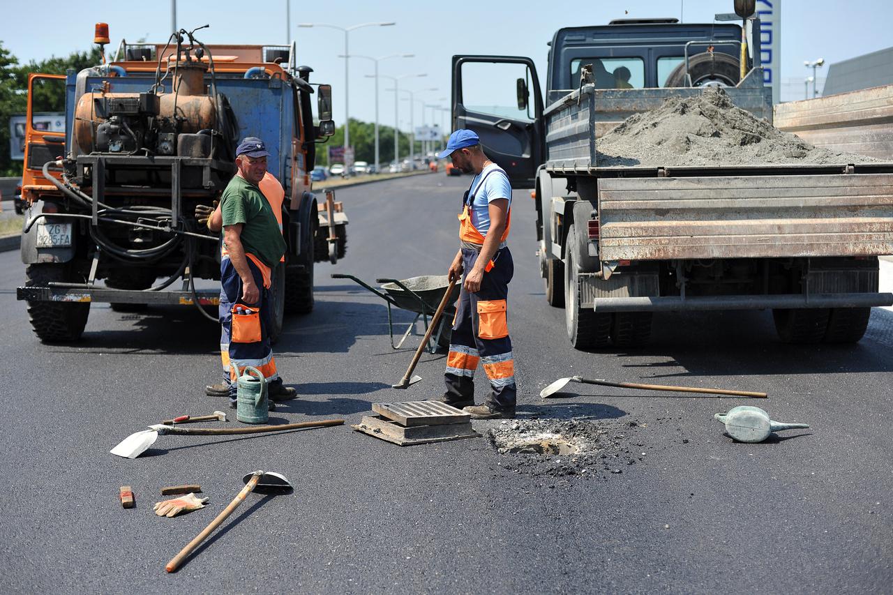 21.07.2015. Slavonska avenija, Zagreb - Najtoplije radno mjesto u Zagrebu, asfaltiranje ulica. Photo: Nina Djurdjevic/PIXSELL