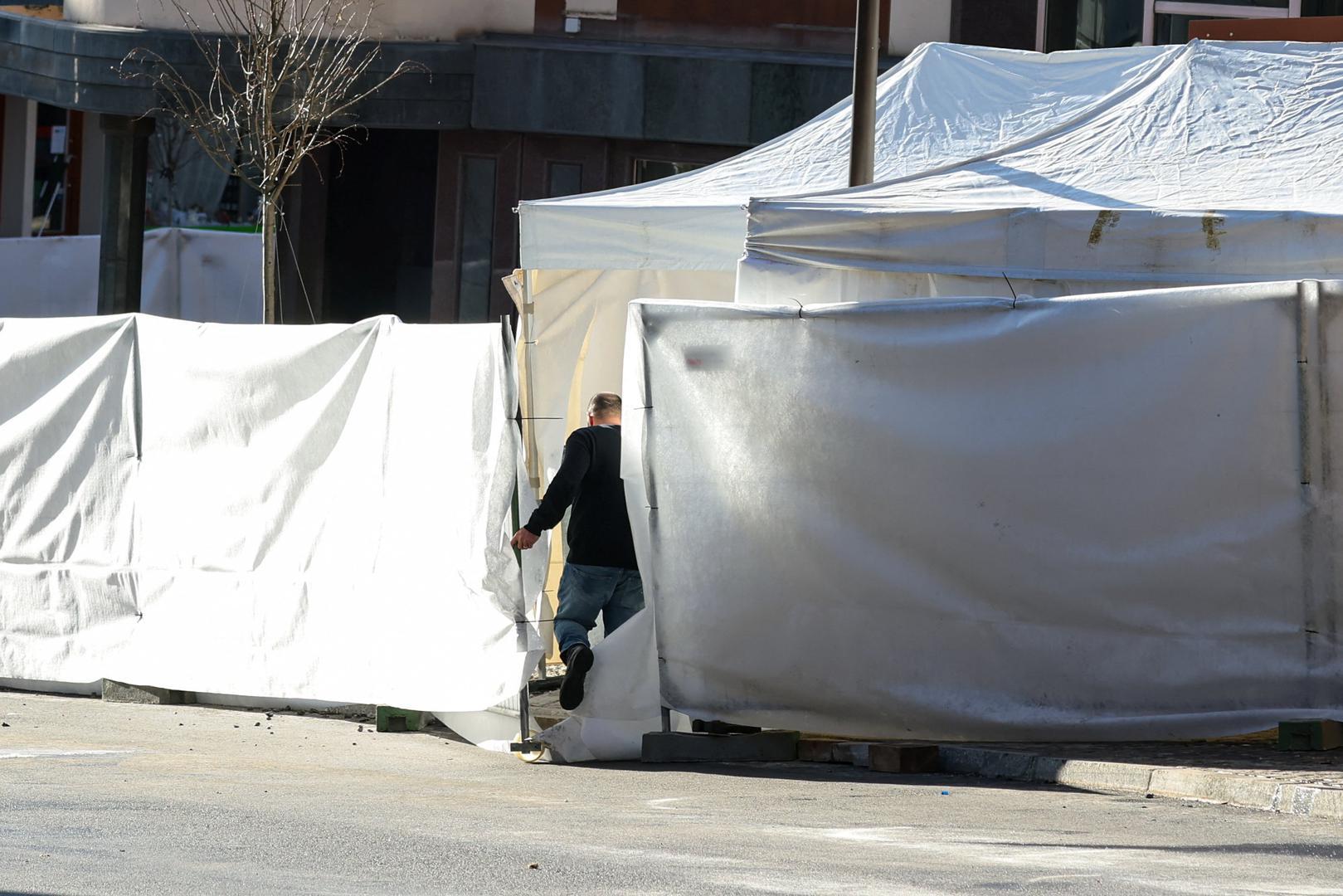 Švicarske vlasti su objavile da je odmah mobilizirano 10 helikoptera i 40 kola hitne pomoći. Požar je izbio u 1:30 ujutro u baru "Le Constellation" u luksuznom skijaškom resortu na jugozapadu Švicarske. Uzrok nije poznat. 