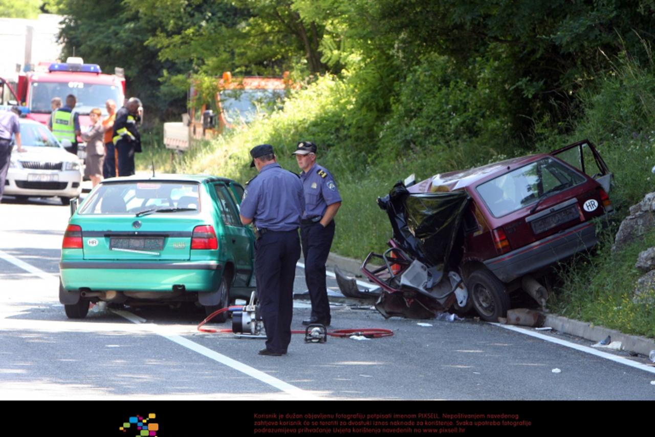 '04.07.2011., Pavlovac - U teskoj prometnoj nesreci kod Slunju tri su osobe poginule, jedno je dijete u kriticnom stanju. Navodno medju poginulima ima i djece.  U nesreci su sudjelovala dva osobna aut