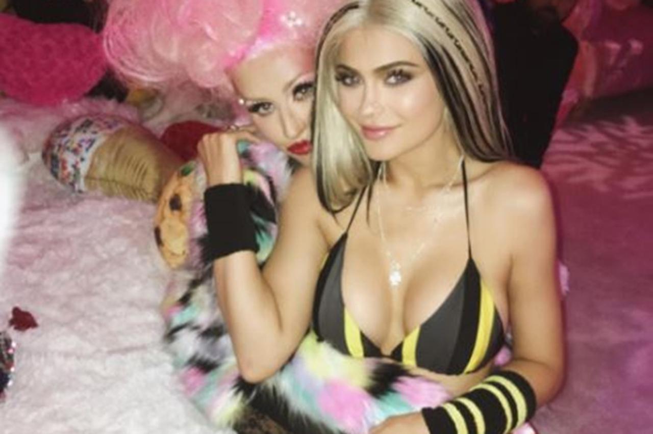 dvije seksi plavuše