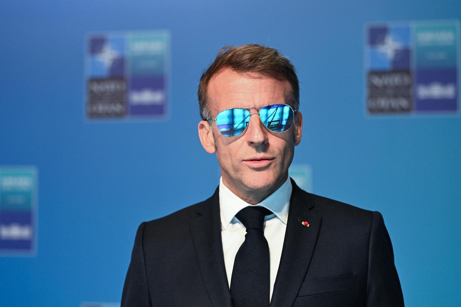 Iz Elizejske palače ranije su objasnili da je Macron počeo nositi zatamnjene naočale nakon što mu je dijagnosticirano subkonjunktivalno krvarenje, odnosno pucanje sitne krvne žile ispod prozirne membrane koja prekriva bjeloočnicu. Iako takvo stanje može uzrokovati vidljivo crvenilo oka, liječnici navode da je uglavnom bezopasno i da ne utječe na vid.
