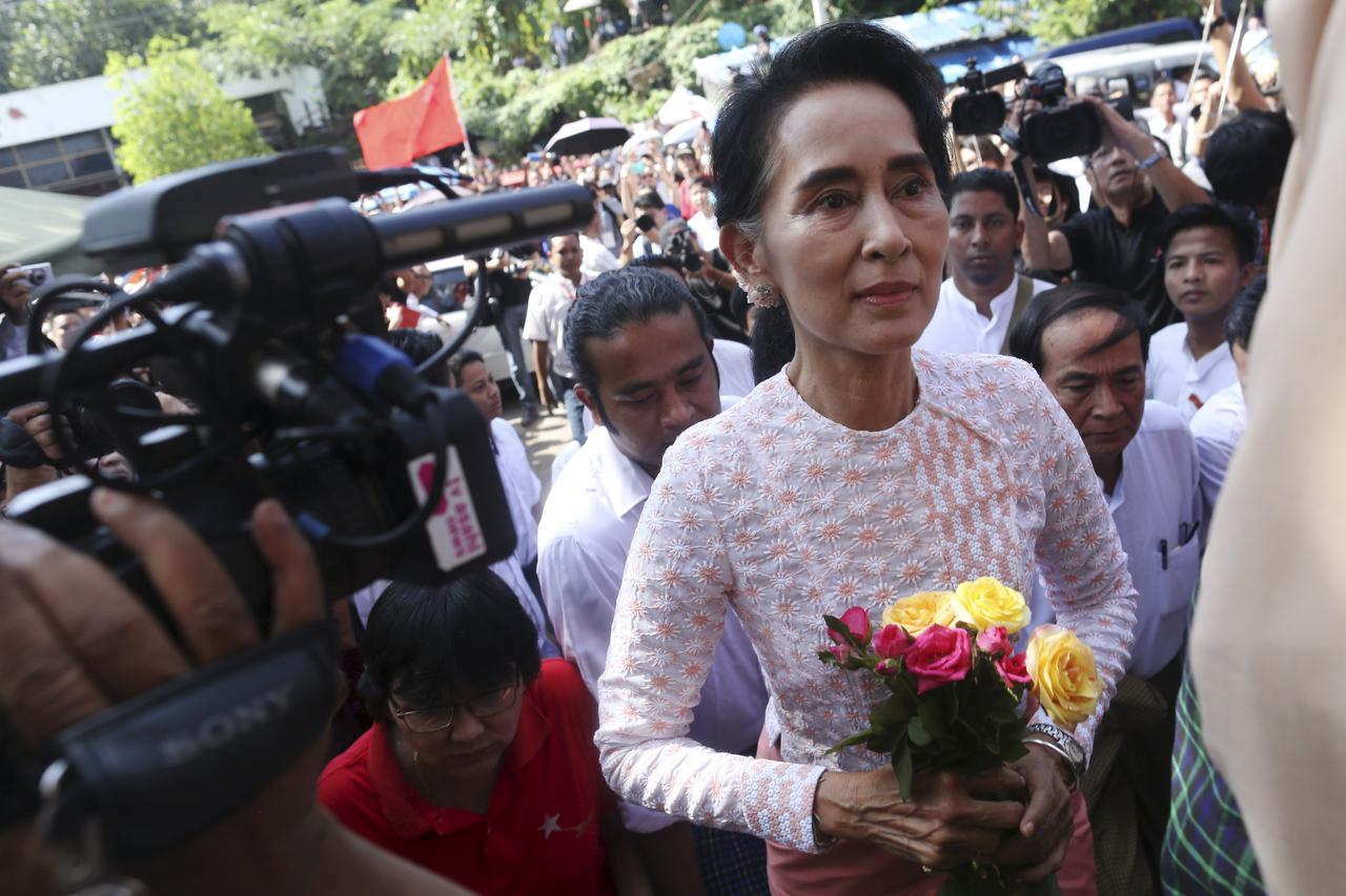 Myanmar's National League for Democracy party leader Aung San Suu Kyi arrives at her party headquarters after general elections in Yangon, Myanmar November 9, 2015. Supporters of Suu Kyi were confident on Monday her party had won a landslide victory in th