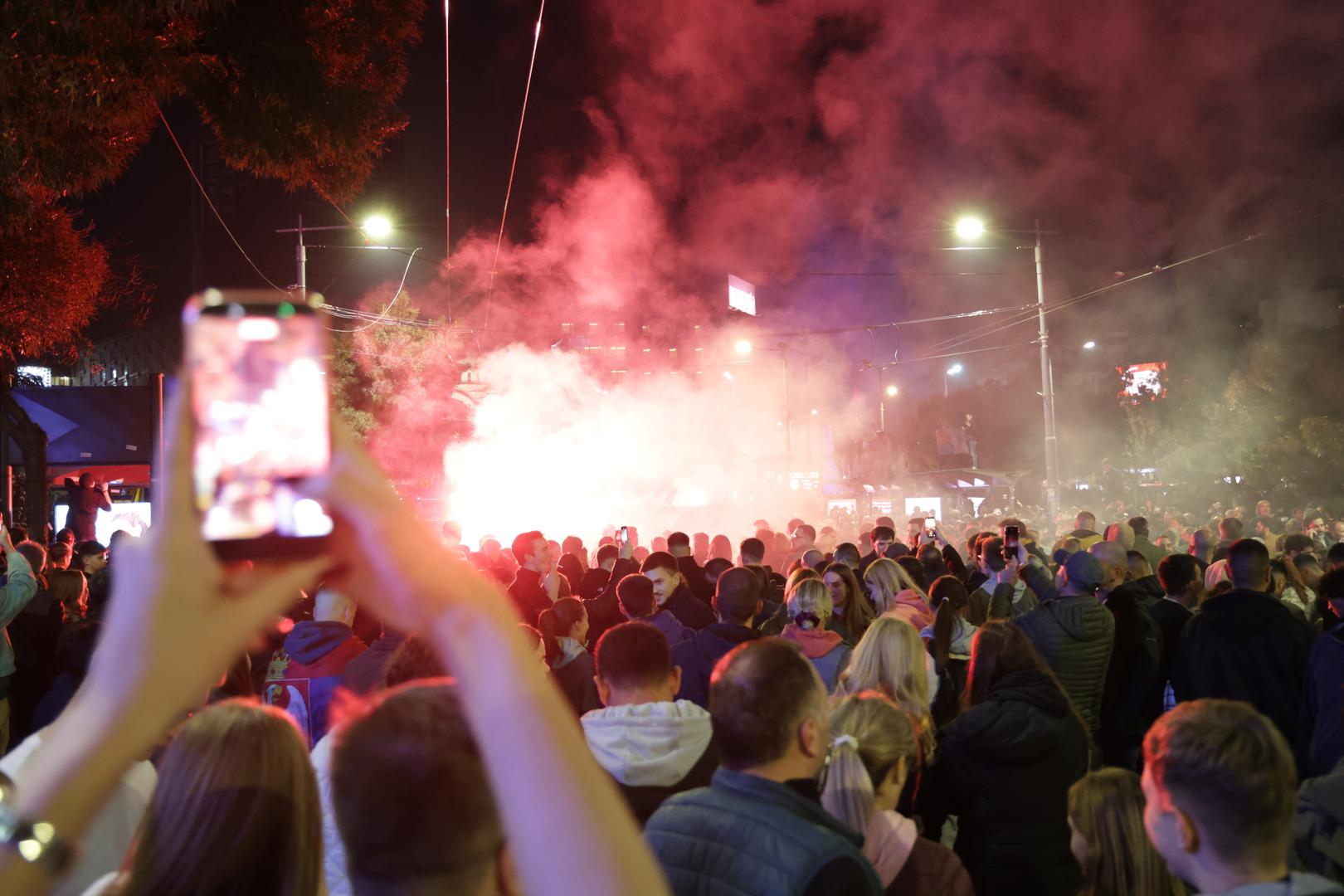 "Srbija je pobijedila, kao što smo i obećali", izjavio je Ilija Srdanović, predvodnik studentske liste, pred aktivistima koji su mahali šarenim balonima. "Nikada više u ovoj zemlji nećemo imati tiranina."

