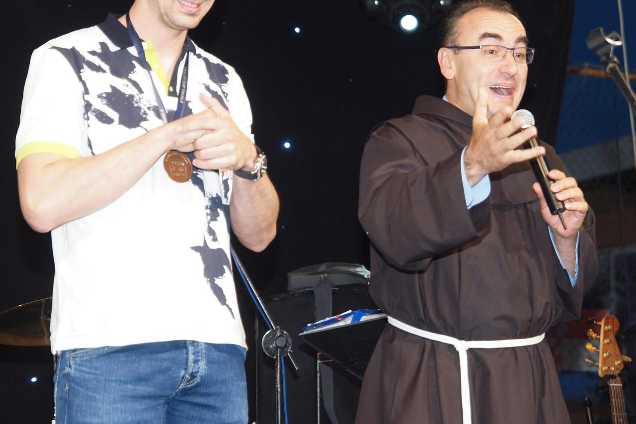 Marina je pozdravio medjugorski župnik fra Marinko Šakota. Medjugorje, 03.06.2016.Snimio:Marijan Sivrić