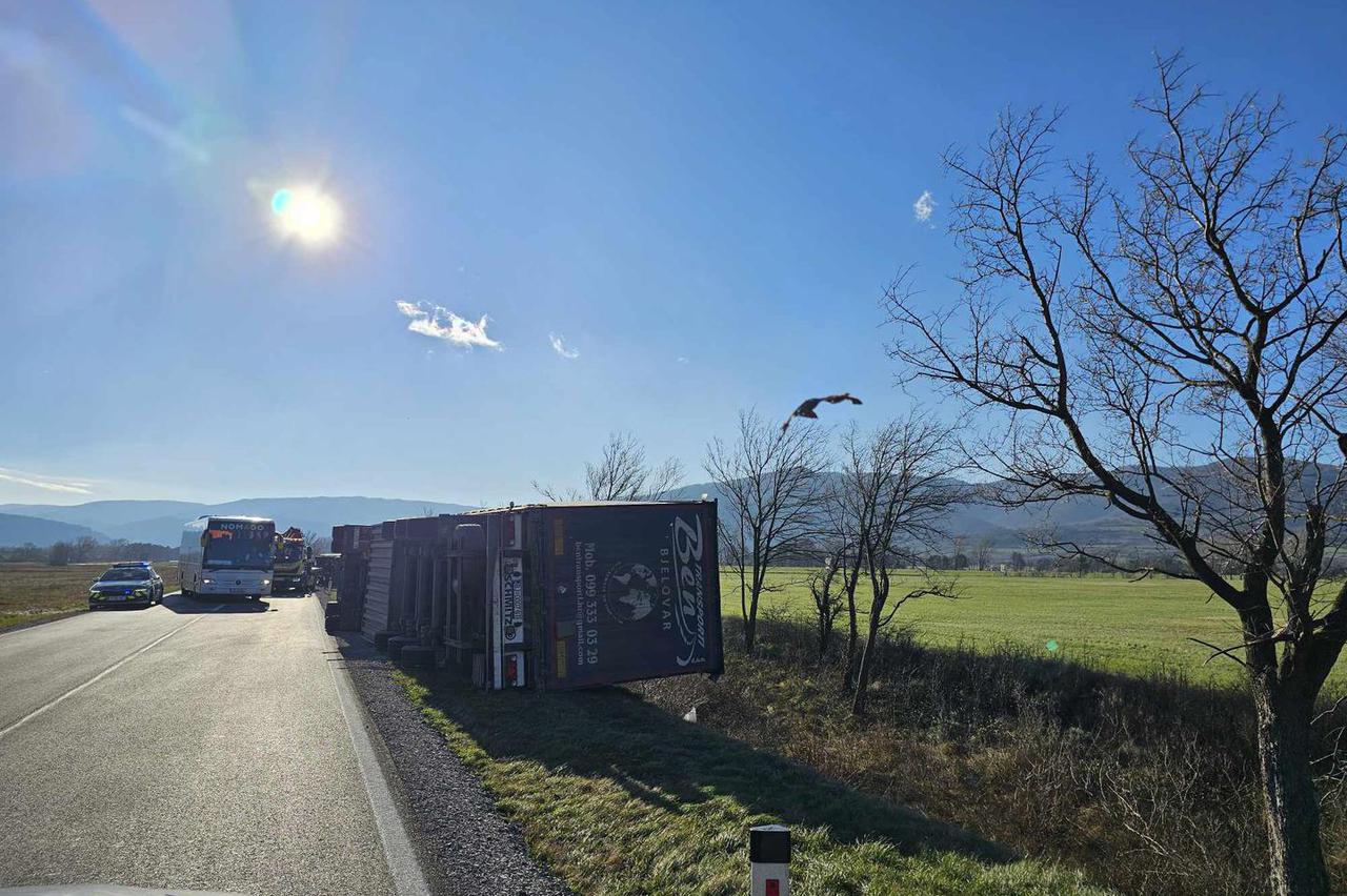 prevrnut kamion u Sloveniji