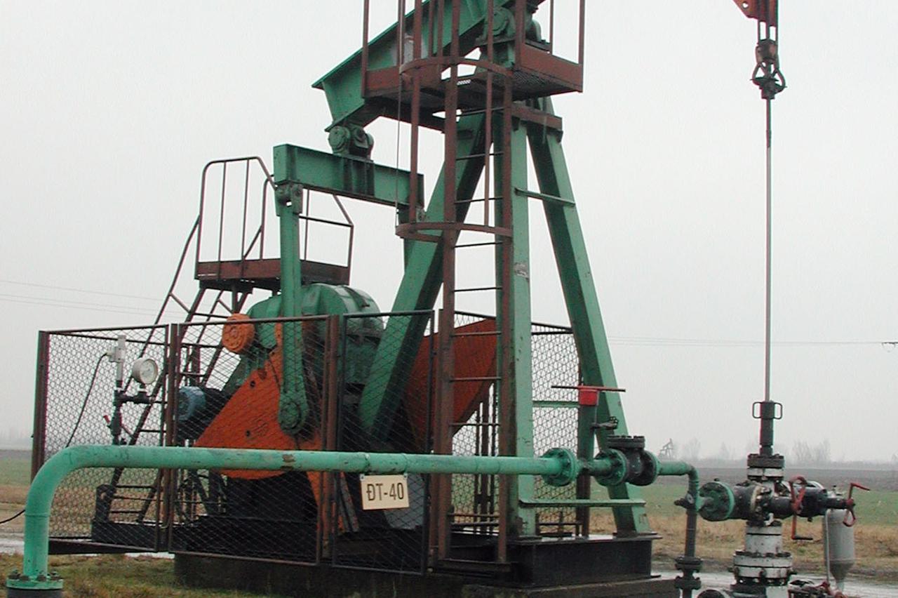 unu...............djeletovci..........03.06.2005. pogon proizvodnje nafte i plina naftaplin-a u djeletovcima-jedna od naftnih 