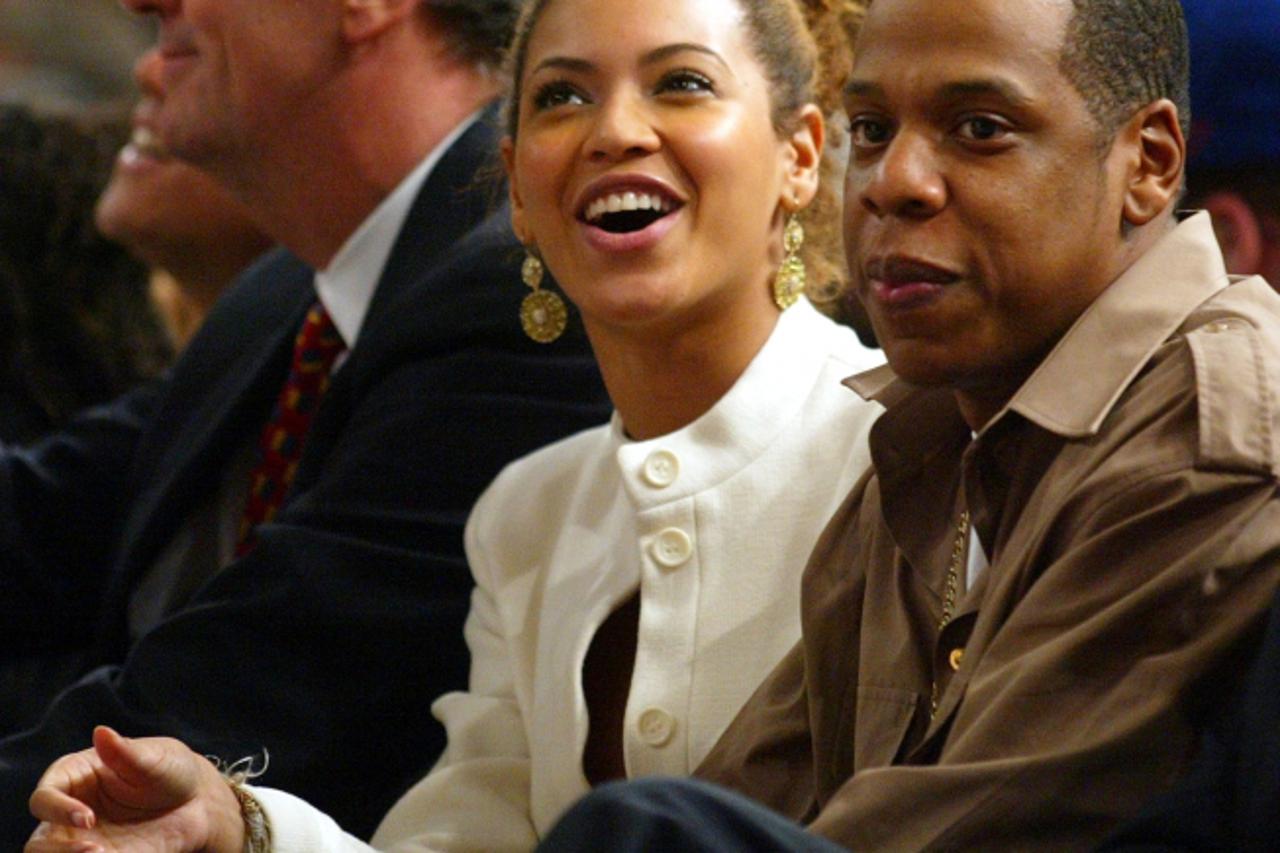 'Performing artist Beyonce and rapper Jay Z watch the New York Knicks NBA game against the Cleveland Cavaliers, at Madison Square Garden in New York, April 14, 2004.  The Cavaliers won the game 100-90