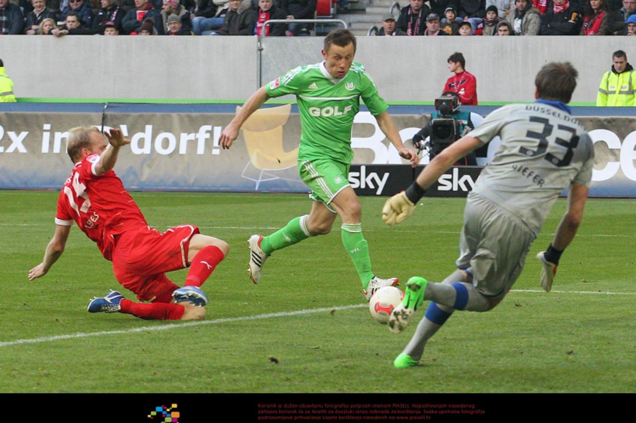 '27.10.2012, Espirt Arena, Duesseldorf, GER, 1. FBL, Fortuna D?sseldorf vs Vfl Wolfsburg, im Bild Torschuss zum 0:2 von Ivica Olic (Wolfsburg #11) gegen Fabian Giefer (Torwart Duesseldorf) und Tobias 