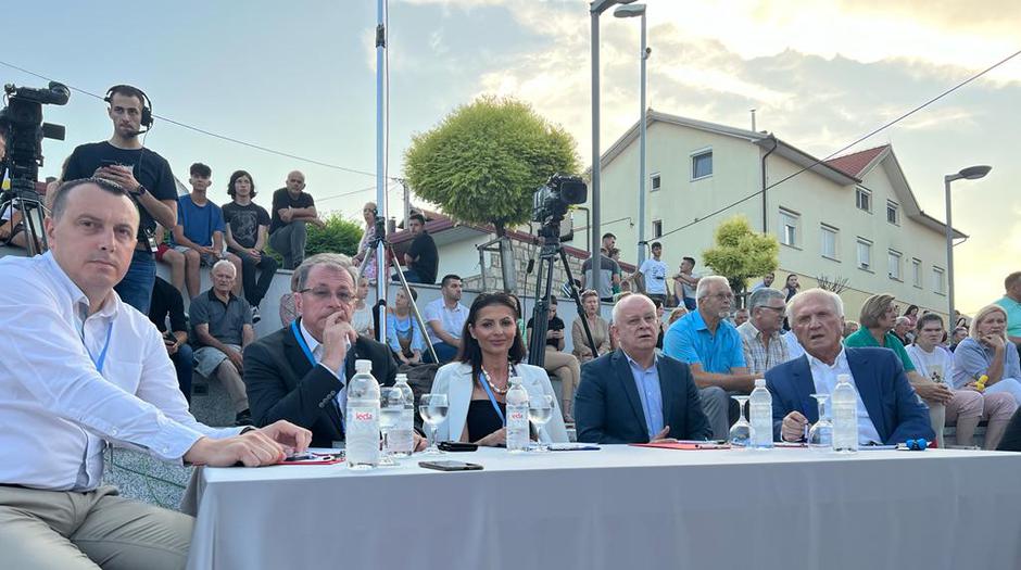 revija tradicijske odjeće i izbor najljepše Hrvatice u narodnoj nošnji izvan RH