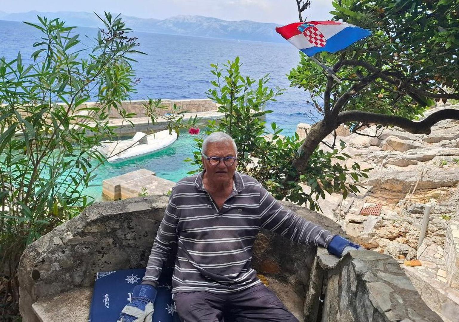 
U toj izoliranoj uvali Kostelić je stvarao psihomotoričke temelje svoje djece, Janice i Ivice koji su napravili nevjerojatne skijaške karijere. Na Mljetu su trčali po kamenitim obroncima i skakali sa stijena u more, učeći kako pobijediti strah i održati ravnotežu. Vještine su to koje su kasnije prenosili na najopasnije skijaške staze svijeta.
