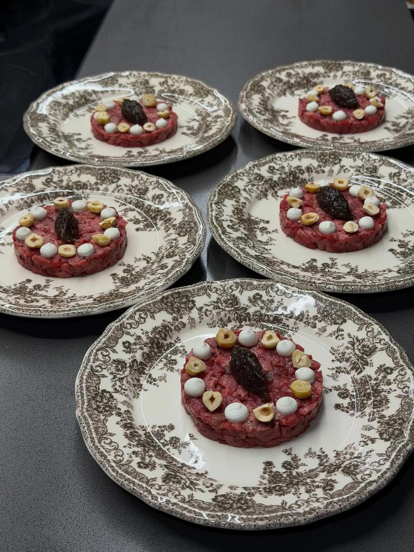 "Osobni kuhar za Luku Modrića, pravu nogometnu legendu. Bio je apsolutni privilegij pripremiti novogodišnju večeru za njega i njegovu obitelj. Kakva osoba, prije nego što je bio fantastičan igrač. Večera pripremljena s iznimnim proizvodima i talijanskim dodirom, kako bi proslavili tako nevjerojatnu noć kao što je novogodišnja večera. Zahvalan sam što sam bio dio ovoga i što sam godinu završio na najbolji mogući način. Sanjajte velike stvari", napisao je Cannavale