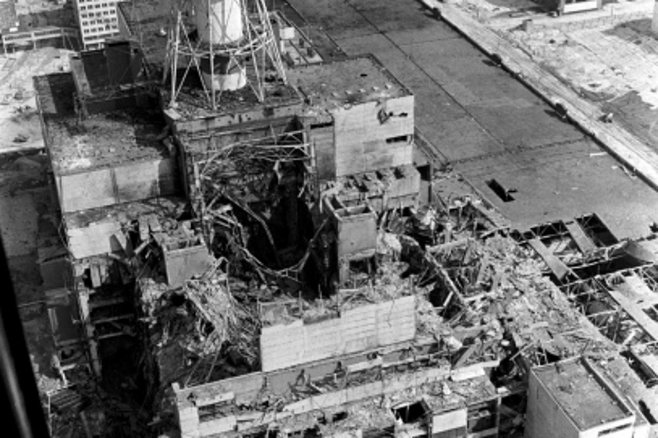 \'TO GO WITH AFP STORIES:CHERNOBYL-NUCLEAR-25YEARS-UKRAINE (FILES)- Picture taken from a helicopter in April 1986 shows a general view of the destroyed 4th power block of Chernobyl\'s nuclear power pl