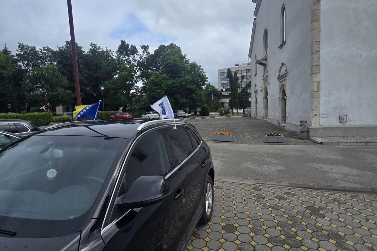 Crkva i auto sa zastavom s ljiljanima