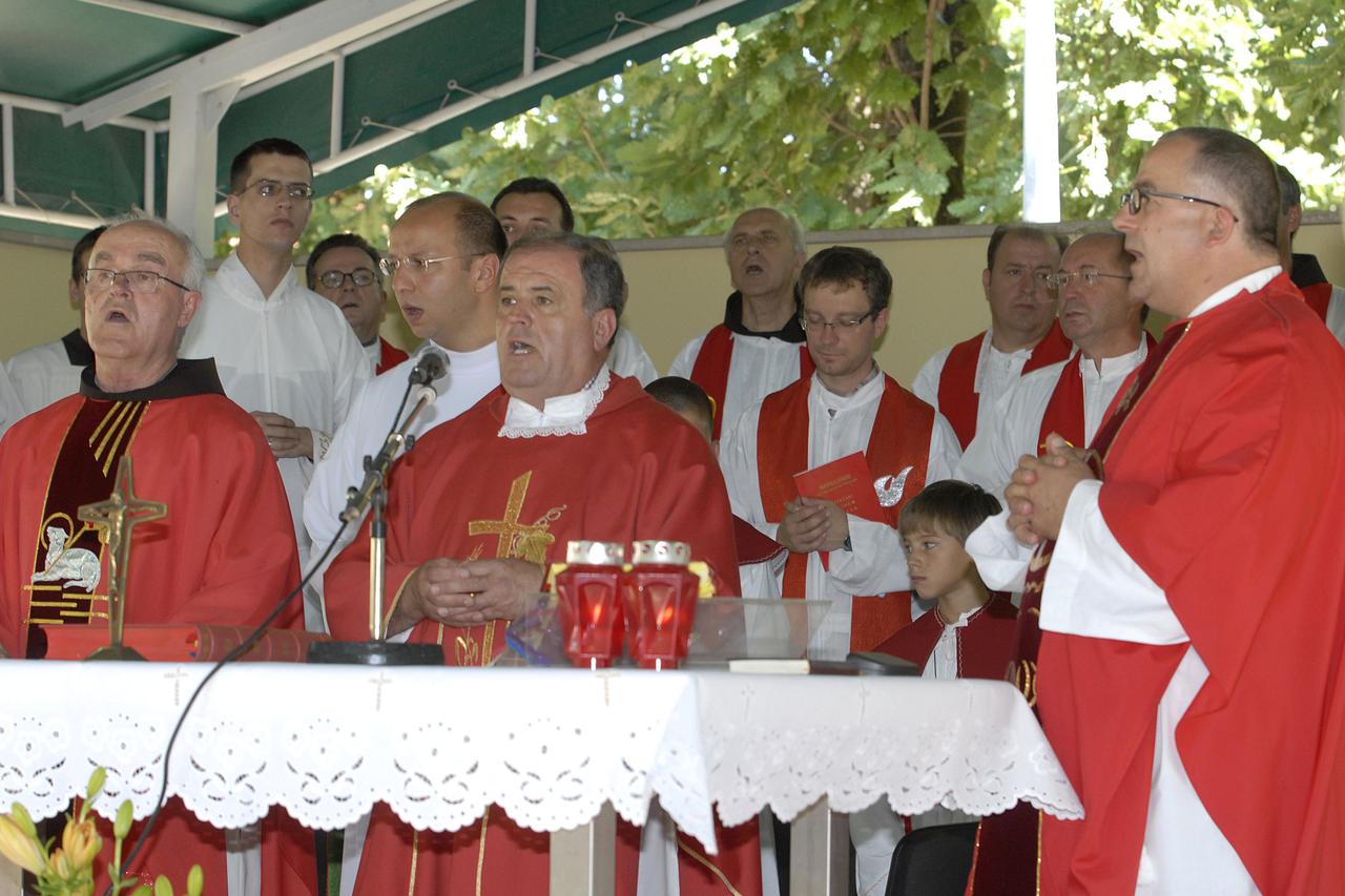 MEDUGORJE  PROSLAVA SV. JAKOVA PROCESIJA I MISA U GAJU KOJU JE PREDVODIO FRA LJUDEVIT LASTA  TEKST TOMISLAV KVESIC  SNIMIO S. LASIC