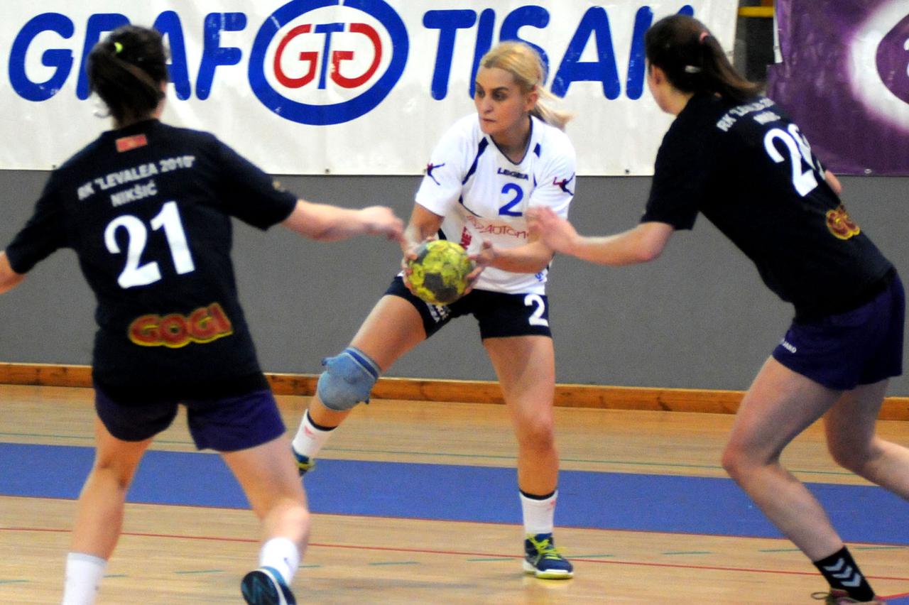 Grude, 14.2.2016. Grude Autoherc - Levalea 2010 (Nikšić) 26:19 (15:8) Amanda Maric (2) pokusava proci Andjelu Okiljevic (20) Snimio: Miljenko Karacic