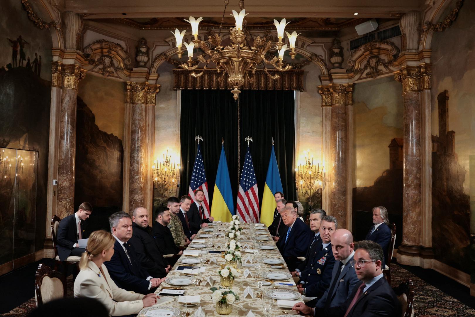 Istodobno je Trump, samo nekoliko sati prije susreta sa Zelenskim, telefonski razgovarao s ruskim predsjednikom Vladimirom Putinom, što je izazvalo nervozu u ukrajinskoj delegaciji.
