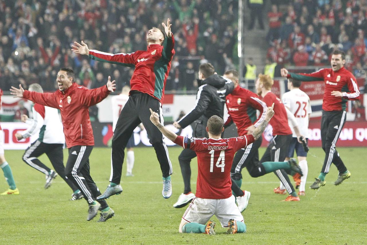 Football Soccer - Hungary vs  Norway- UEFA EURO 2016 play-off - Grupama Arena  15/11/15. Hungary's players celebrate after winning the match.   REUTERS/Bernadett Szabo TPX IMAGES OF THE DAY