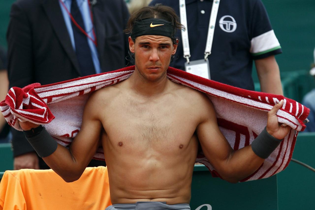 'Rafael Nadal of Spain uses a towel before changing his shirt during his match against Jarkko Nieminen of Finland at the Monte Carlo Masters in Monaco April 18, 2012. REUTERS/Eric Gaillard (MONACO - T