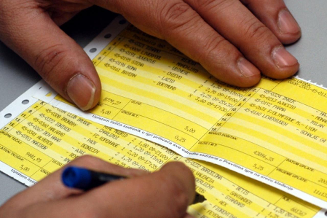 \'prva, 09.11.2003.- zagreb, t- listic, kladjenje, sportska kladionica- snimio Patrik Macek\'