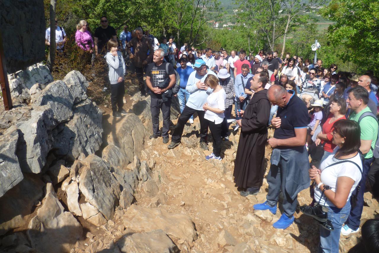 Molitvu Križnog puta predmolio je međugorski župnik fra Marinko Šakota.Snimio: Marijan Sivrić 