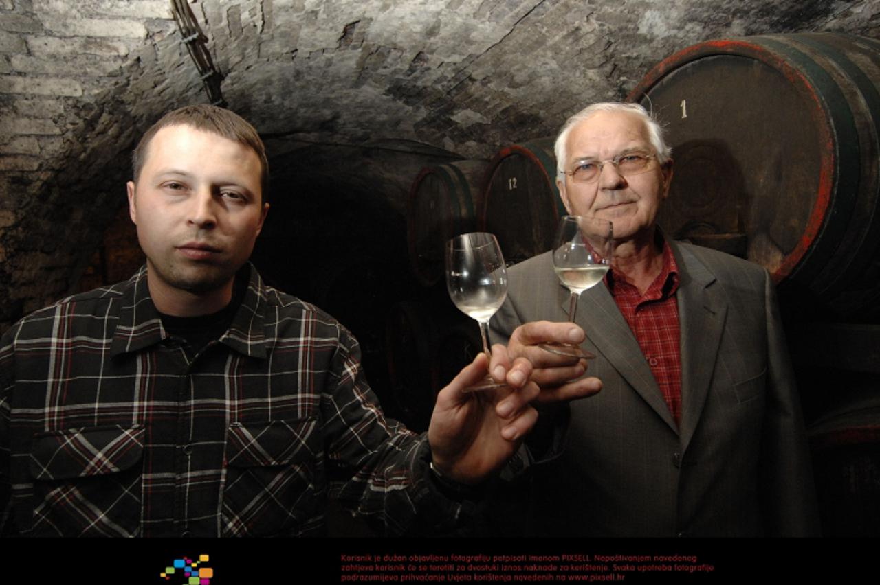 '21.04.2011., Sveti Urban - Vinarija Lovrec. Vinogradari Franjo Lovrec i sin Kresimir u vinskom podrumu. Poto: Vjeran Zganec-Rogulja/PIXSELL'