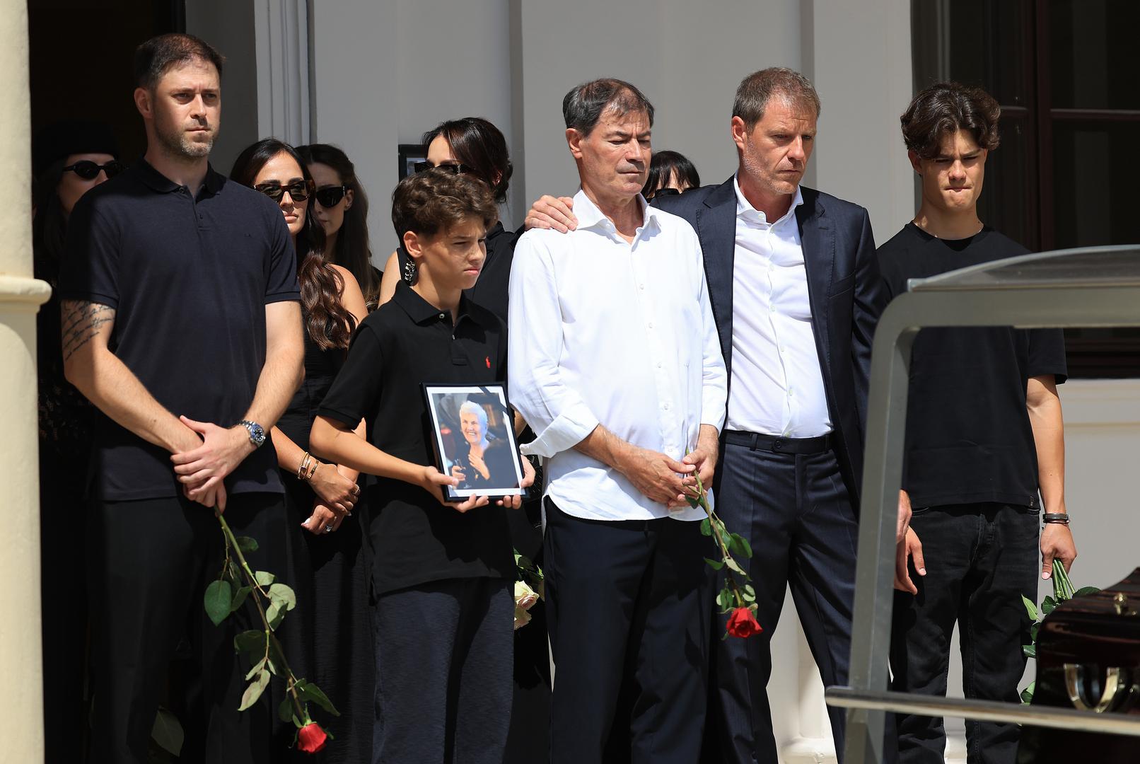 Na zagrebačkom groblju Mirogoju stotine ljudi oprostile su se od Luce Mamić, preminule majke Zdravka, Zorana i Stojana Mamića, koja je ovaj svijet napustila u petak 14. kolovoza u 96. godini. Detalji o uzroku smrti nisu dospjeli u javnost.
