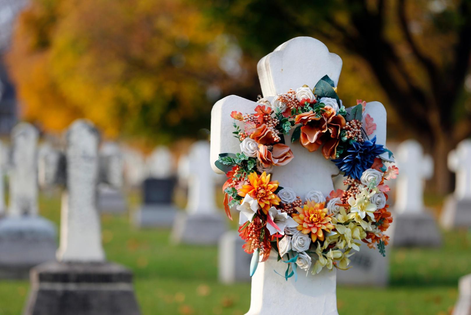 Vijenac od prirodnih materijala: Osnova je od vrbinih šiba ili slame. Ukrašava se šipkom, žirom, lišćem i mahovinom ili pak suhim cvijećem. Sve je biorazgradivo i lokalno. Nakon blagdana vijenac ide na kompost, a ako koristite suho svijeće može trajati i puno duže. Izbjegavajte sprejeve s lakom i šljokicama.
