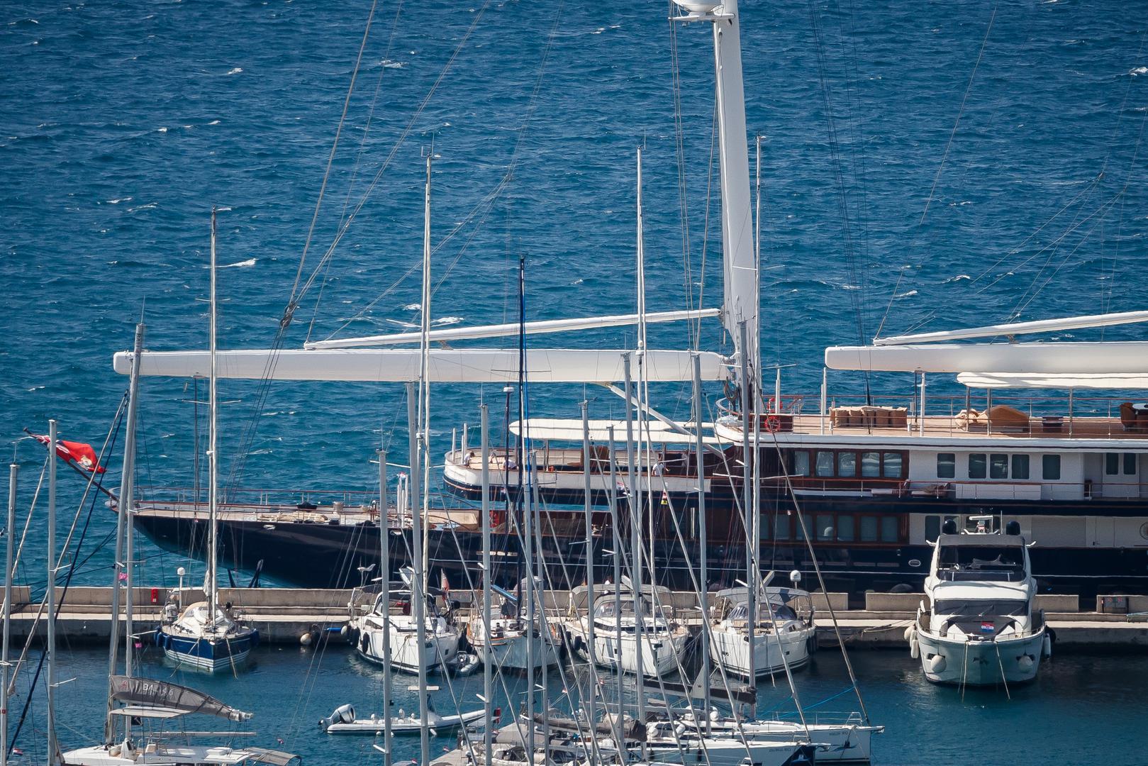 U Marini Kaštela već danima boravi jedna od najluksuznijih jahti na svijetu – Abeona, pomoćna jahta u vlasništvu Jeffa Bezosa, jednog od najbogatijih ljudi na planetu.
