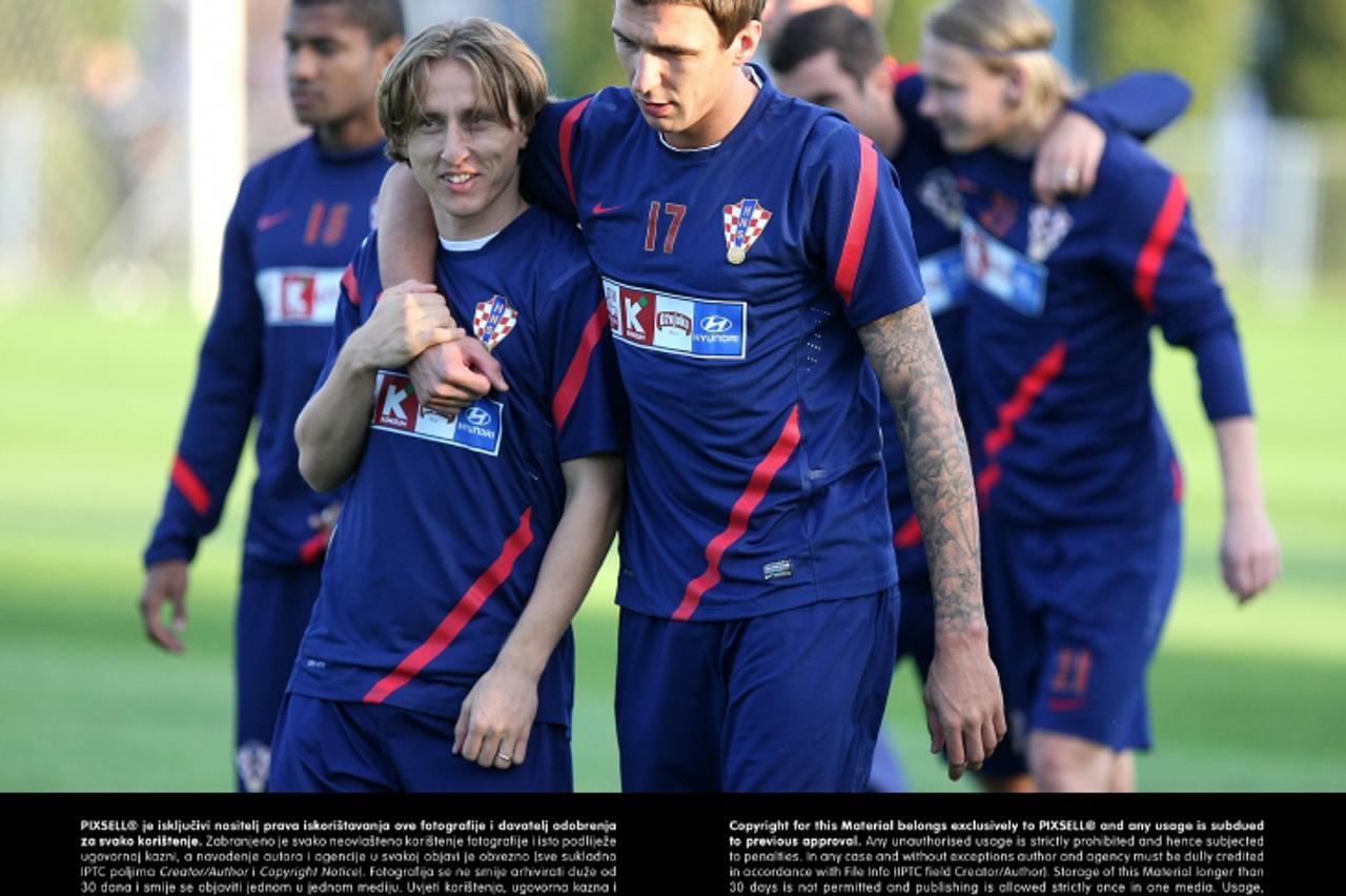 '15.10.2012., Osijek - Trening hrvatske nogometne reprezentacije na pomocnom igralistu stadiona Gradski vrt vecer prije kvalifikacijske utakmice s Walesom za svjetsko prvenstvo 2014. Luka Modric i Mar