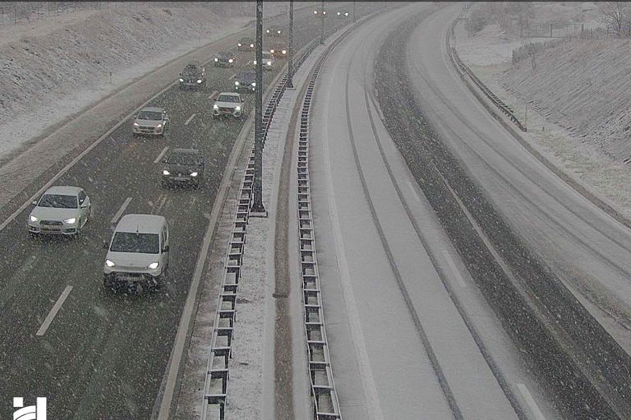 snijeg na cesti