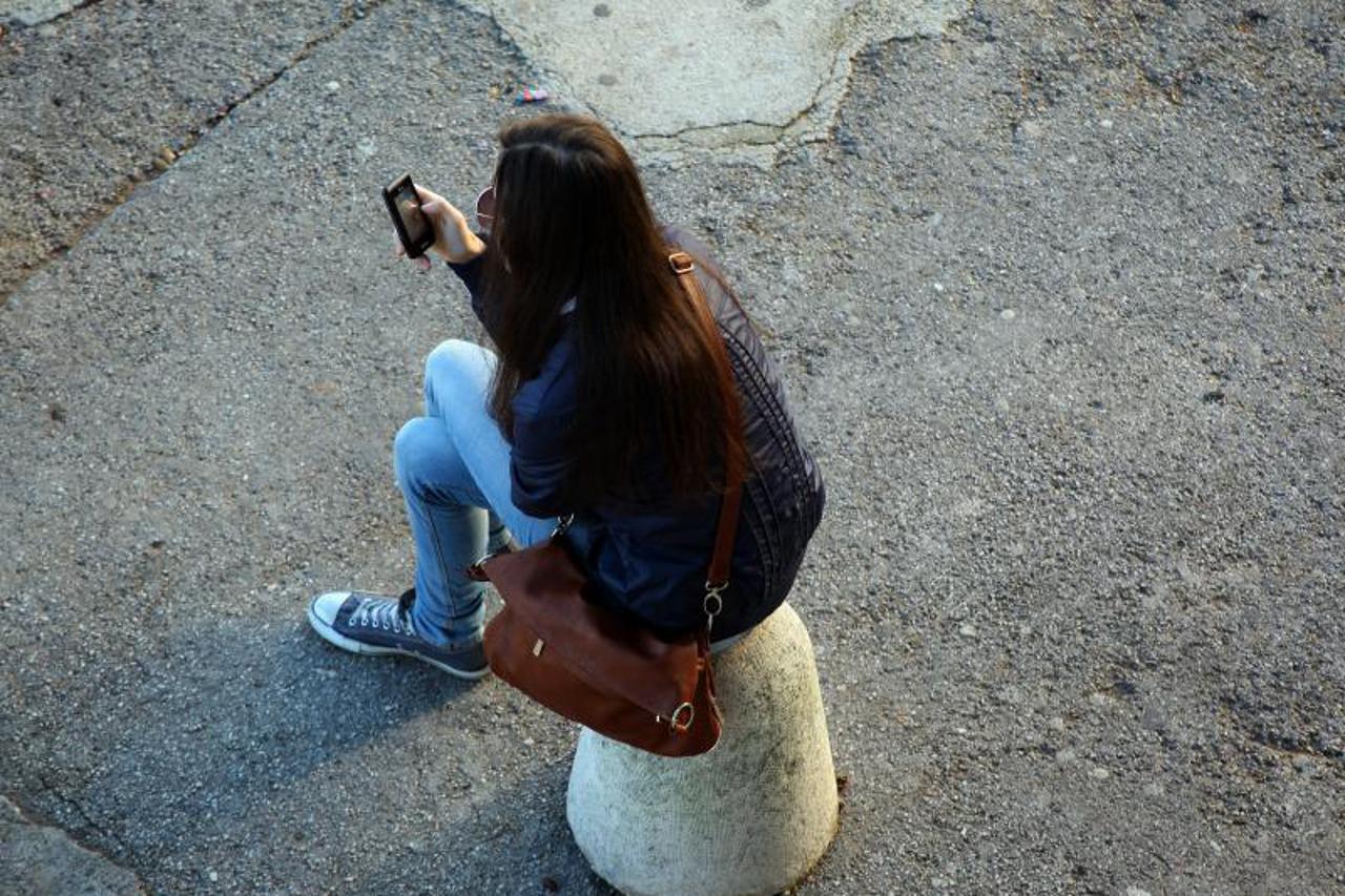 djevojka,mobitel,telefoniranje